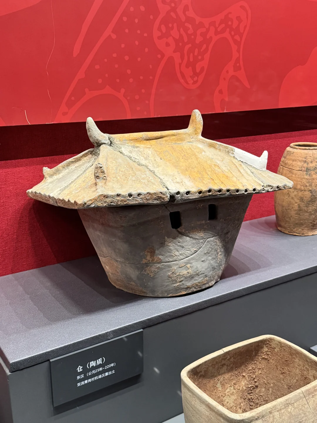 古建筑最高等级的庑殿顶，在汉代用于陶仓