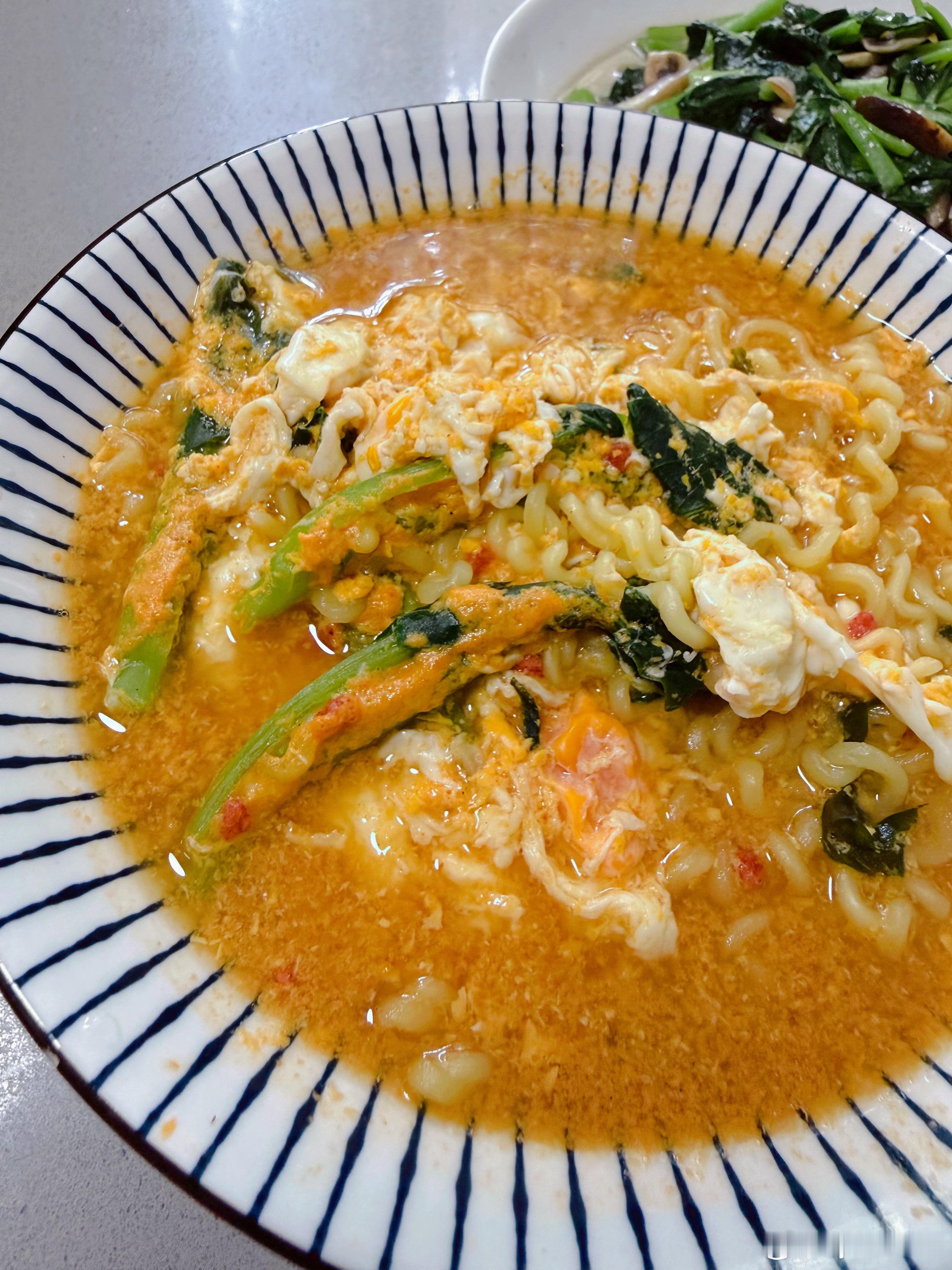 中秋节后卖不完的月饼大多流向饲料厂，回收价取决于馅料成分，五仁月饼因坚果多、营养高，回收价能达到约1000元/吨。 一、回收价格与馅料直接挂钩- 五仁月饼：回收价约1000元/吨，因其含有大量瓜子、花
