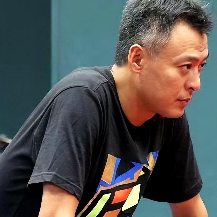 当秦志戬抛出“最大难题不在外协”时，打到点子上了。
冠军习惯久了，容易忘了刀口向内。
进入巴黎周期，乒坛版图在动：日本、法国、瑞典、巴西一茬茬新人冒头，张本智和、松岛辉空、张本美和的速度和冲劲，已经把节拍提上去了。
真正的关卡，是国乒的接力。
马龙、许昕逐渐淡出，樊振东、陈梦步入不同阶段；年轻人排名