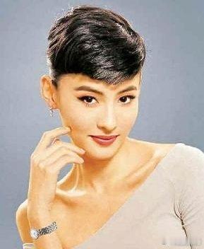 #谢贤前女友夸赞张柏芝#谢贤前女友直播发声夸赞张柏芝，褪去明星光环，她也是一个重情重义的普通女性。 ​