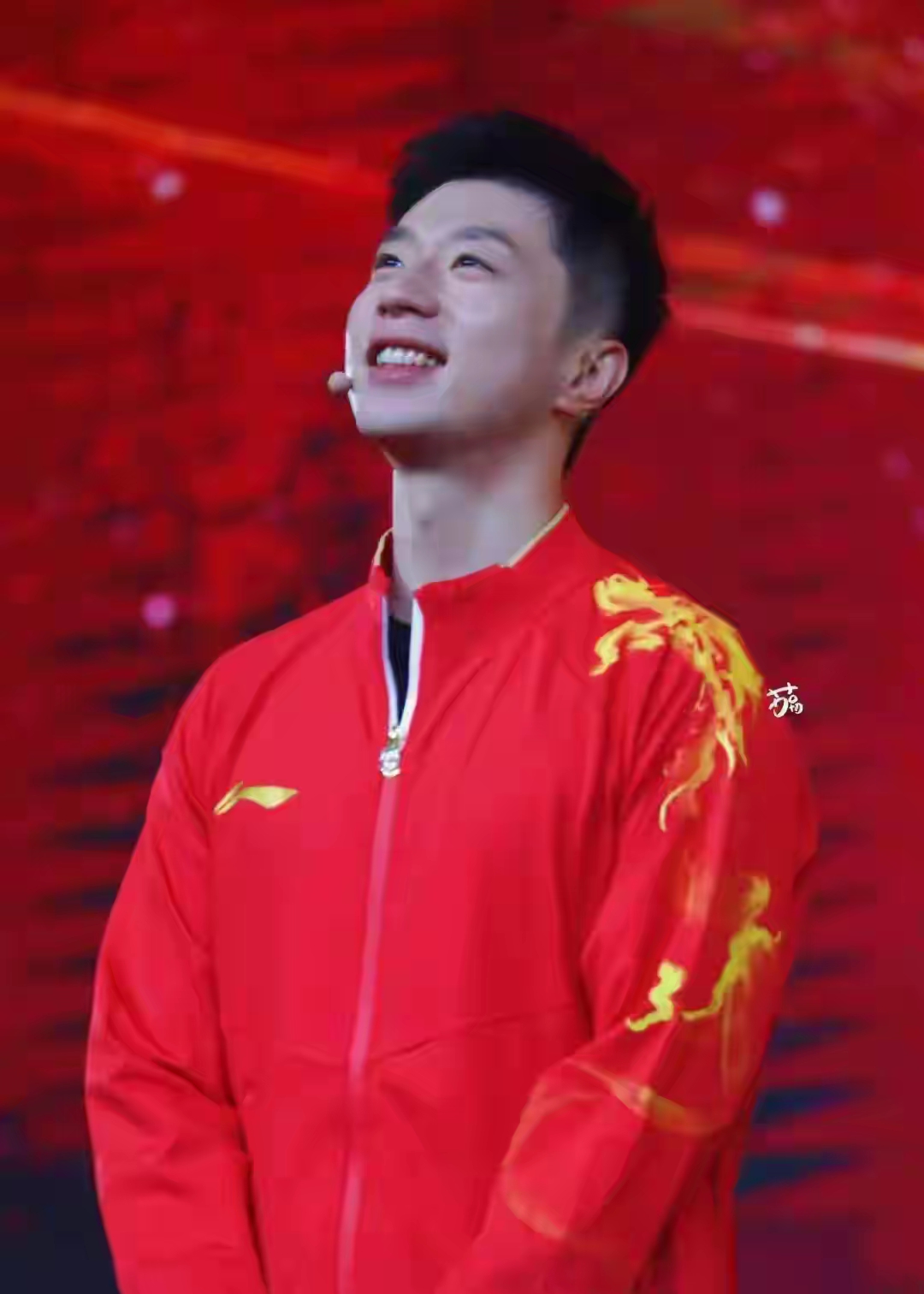 马龙还缺啥？有颜有钱，GOAT能文能武妥妥的人生赢家！他的父母也算天花板级了吧

    谁会不想生个马龙这样的儿子啊！长相清秀乖巧从小听话，5岁开始练球，下着雪也坚决不迟到，硬是靠天赋+过人的坚韧走到金字塔的顶尖。他完全是别人家的孩子！
     感情史清白，28岁和相恋八年的女友结婚，婚后有了两