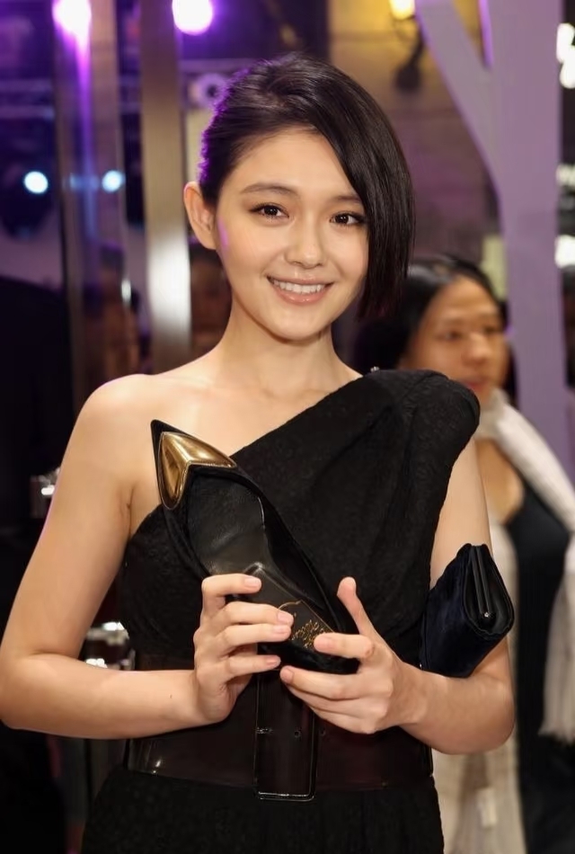 我觉得大s 真的很要强，但是内里又很传统。娱乐圈很多女明星有孩子也离婚的，离婚后反而事业更上一层楼！像她这种有钱有颜有实力的，如果当时离婚后不呆在湾湾，在上海或者什么地方定居工作，自己带着两个孩子都比回去好！真是傻啊s ，毕竟离婚了可以专注搞钱，她的前途不差啊！