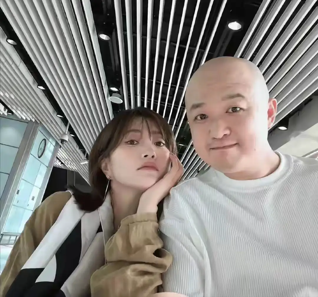 包贝尔夫妇偶遇同框合照，大众习惯用单一视角判定二人私下的相处状态。八月相关画面传出后，网络讨论持续发酵，后续路人偶遇二人同行，合照画面流出，现场观感显得亲密，不少人把这次露面视作风波后的刻意表演，还翻出过往包文婧多次主动求婚的旧事，以此佐证这段关系里的强弱位置。很多外界的判断都只是隔着屏幕的猜测，旁