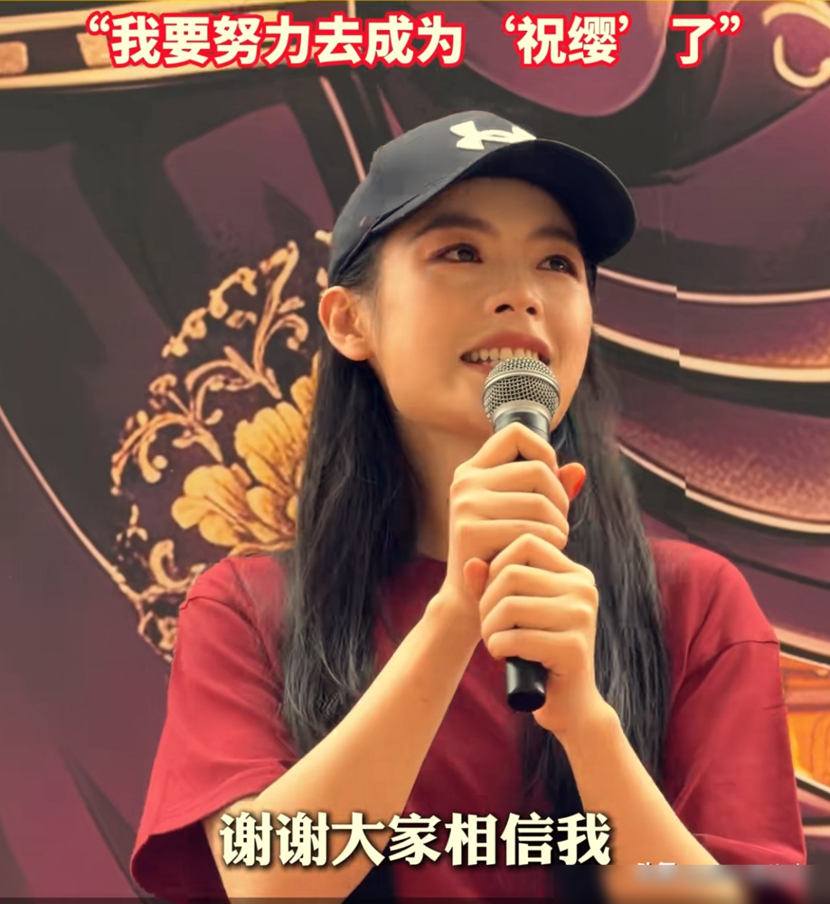 刚刚砍下14亿票房的女刺客，一转身穿上官服当丞相，却连自己的手机都忘在开机桌上。你绝对想象不到现在的陈丽君有多撕裂。
9月5日新剧开机，她演女扮男装的草根丞相。21年越剧男小生底子，她手腕一翻甩开折扇，武生核心力量让同行直冒冷汗。
但圈内人盯着监视器直皱眉。戏曲腔调太字正腔圆，一推面部特写，舞台