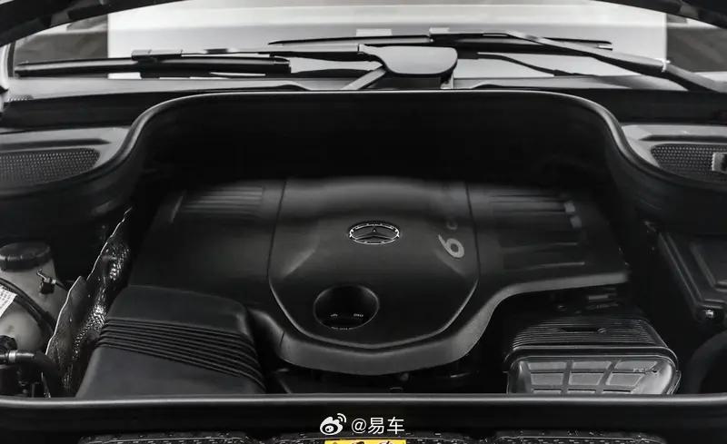 #新车速递#【国产奔驰长轴距GLE SUV正式下线 搭载Momenta R7世界模型】9月1日，北京奔驰宣布全新国产梅赛德斯-奔驰长轴距GLE SUV在北京奔驰顺义工厂正式下线。该车已在不久前的成都车展上正式亮相，采用最新设计语言，加长后的轴距达到3115mm。内饰采用三联屏设计，内置豆包AI大模型虚拟助手，并且后续 ​