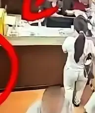 “女孩称被4岁男孩摸屁股”这件事登上了热搜，三次调解无果，女孩称将要起诉这位男孩，我是先笑了一下，随即又笑不出来了。

争议并不只在那一下接触，还在于男孩父母称孩子是跑动中不小心蹭到的，而女孩拽住孩子后又留下了脖子上的勒痕，双方于是都把道歉变成了对方先迈出的那一步。

真正难处理的，从来不是“老虎屁