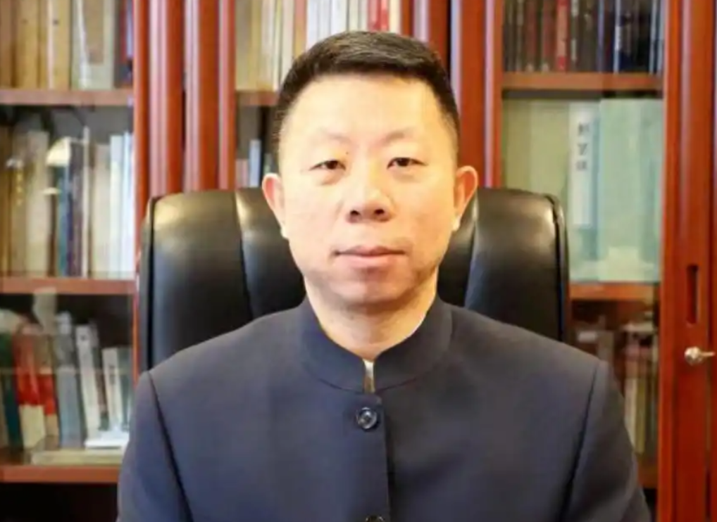 “菲律宾应该庆幸有中国这样的邻居，如果我们使用武力，我们可以轻松取胜，但是我们没有。我们不会选择战争，我们热爱和平！”这句话，是中国驻菲律宾大使井泉日前说的。
 
他这么说的意思其实就是一个：希望菲律宾小马科斯政府珍惜和平，不要不断挑战中国的底线。然而，井泉大使这样一片好意的话，却被菲律宾官员曲解了