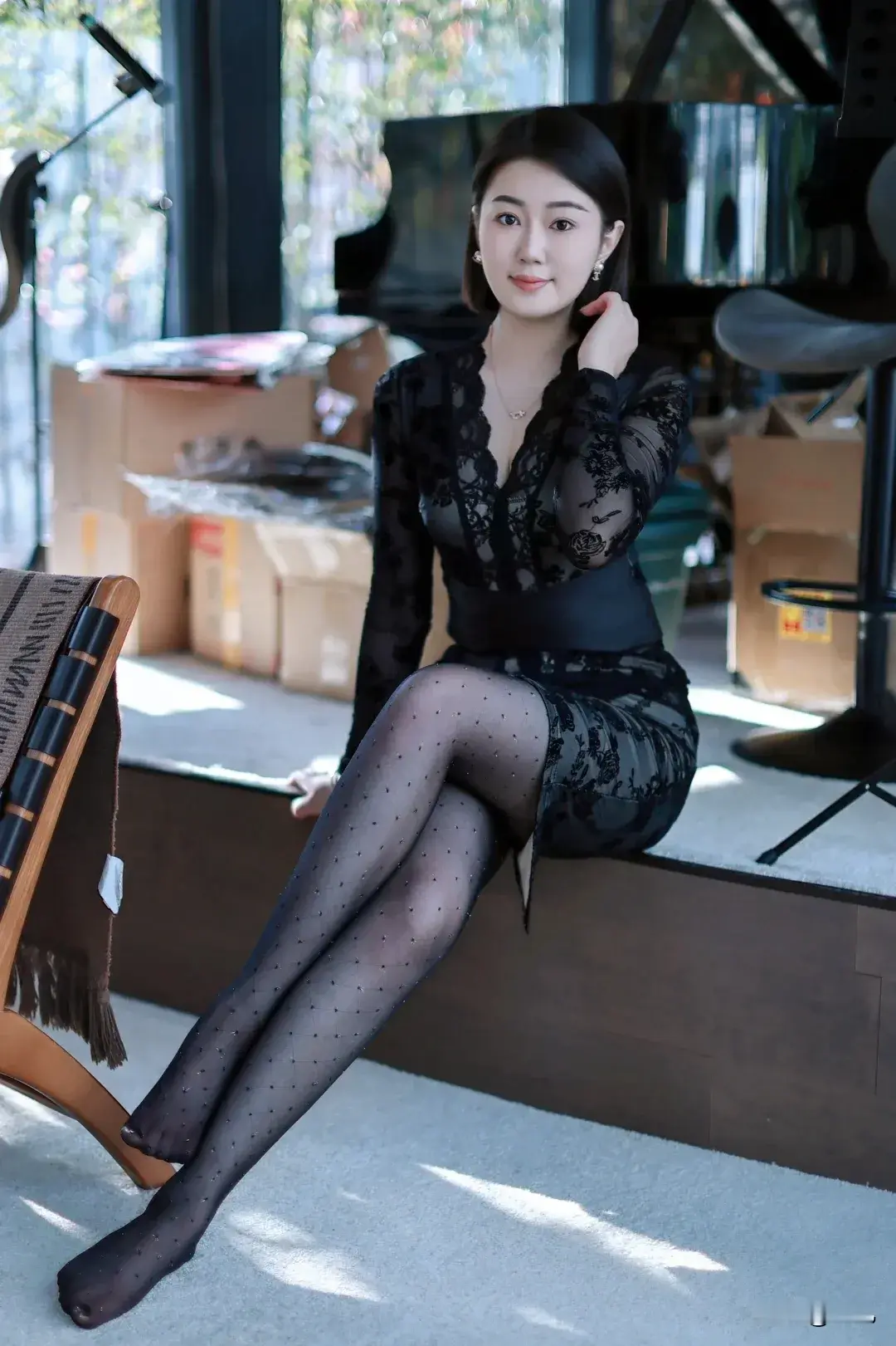 黑色蕾丝连衣裙与黑丝袜，小姐姐的身姿柔美优雅，散发着迷人的魅力与风范。！