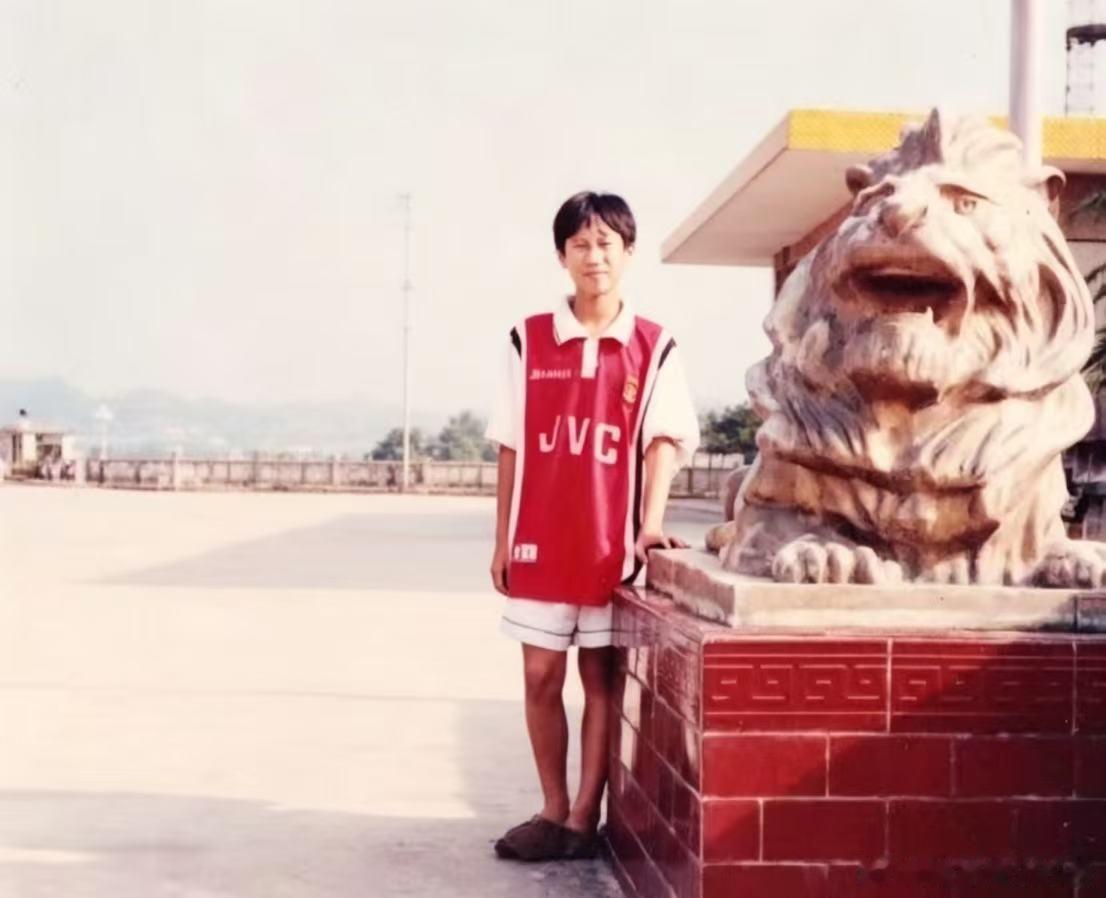 1998年，一个五年级的少年，第一次看英超，就被一支红白色球衣的球队吸...