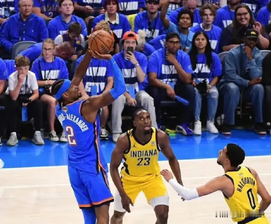 决定性的胜利 从这场比赛能看出，雷霆队在困境中展现出了坚韧。亚历山大的...