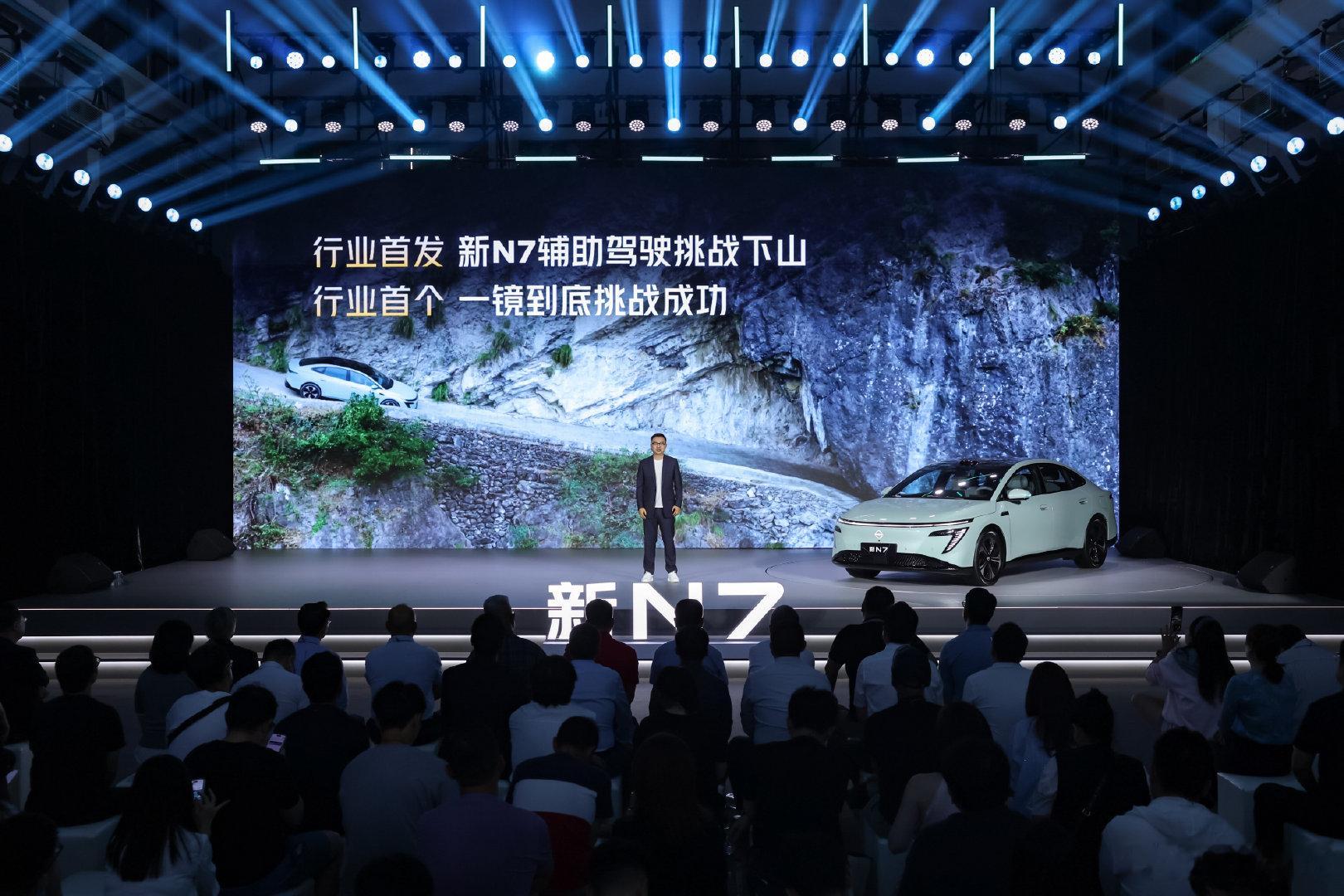 9月22日新N7上市，限时权益价10.99万元起，这次智能辅助驾驶进阶确实大。12万级搭了同级唯一激光雷达方案：30万级同款的Momenta R7+高通8650P+29个传感器，高管还亲自实测挂壁公路夜晚下山零接管。不光智能辅助驾驶，"沙发厂"新作舒适也杠杠的：四座臀腰双区通风加热，后排专属空调，AI零压云毯座椅AI算法迭代，响应提速10秒过弯及时调整。12万级唯一带激光雷达的选项，本身就是答案。新N7的510Max锚定12万级主流家用预算，625Max限时权益价13.99万元，配置加2万价格降1万，不搞选装套路，这个价位给到激光雷达智能辅助驾驶确实香。#12万级激光雷达新N7上市##东风日产N7##车企高管挑战暗夜零接管挂壁下山#