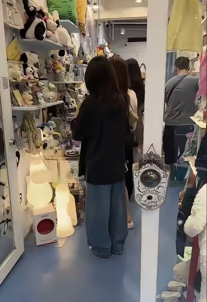 马筱梅带小玥儿去逛玩具店，就像两姐妹一样，马筱梅妈妈看她俩的眼神充满了爱。 ​