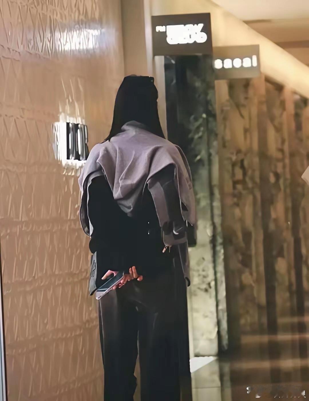 她捂着肚子进私立医院那回，连电梯扶手都攥得发白，这回真不像在镜头前演。前阵子香港私家医院产科门口，路人好几回撞见奚梦瑶，手虚虚护着肚，神色是熬出来的累；逛商场步子也慢半拍，宽松卫衣掩着身形，袖口还露出一点产检单边角，网友自然瞎琢磨。二胎后她自己说过，腹直肌分离没长利索，稍一用力就 ​