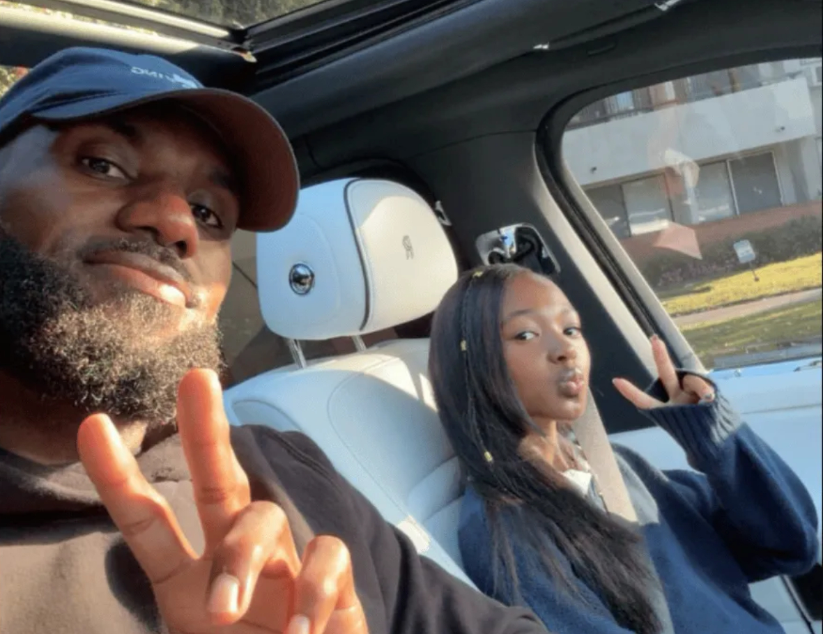 超级奶爸！勒布朗-詹姆斯送女儿朱莉上六年级开学第一天

詹姆斯社媒分享图片，勒布朗-詹姆斯亲自开车，将女儿朱莉送到学校，迎接她六年级开学的第一天。图片中，父女二人坐在车内，詹姆斯比出胜利手势，朱莉也做了个手势回应镜头。
并配文：
“我的宝贝Z今天是六年级第一天！天哪天哪！！弹药已满载， ​