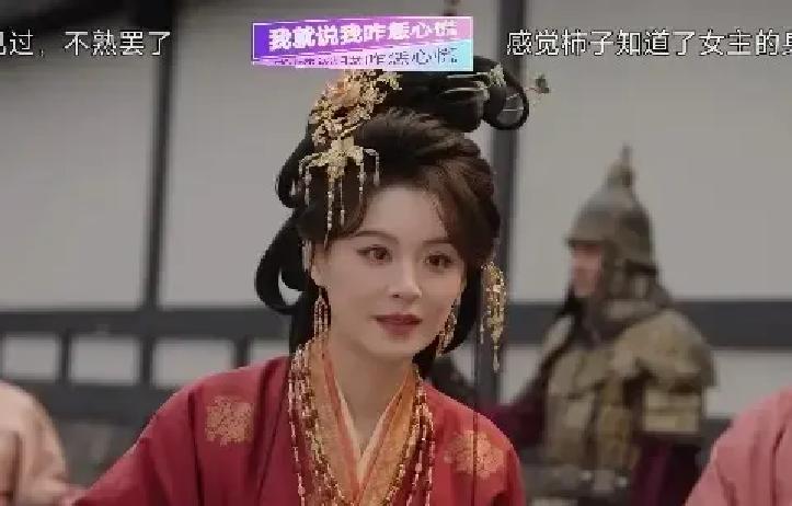 40岁给29岁的当妈，一般女演员接到这种剧本估计脸都要绿了，可毛林林偏偏演出了大女主的架势。
古装剧《嫁金钗》里，她演女主角魏娆的亲娘周芙，对手戏演员田曦薇比她也就小了十一岁。原本以为是个镶边的背景板长辈，谁料镜头一给到她，观众的视线直接被拽了过去。
二婚带娃改嫁九五之尊，背地里还敢对着皇帝甩脸
