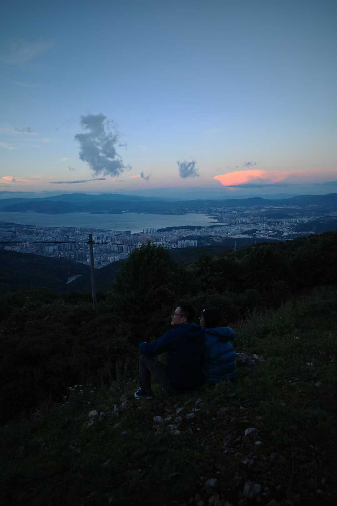 大理·者摩山🔵💡  ”浓雾里影影憧憧，我听到活生生的声音此起彼伏...