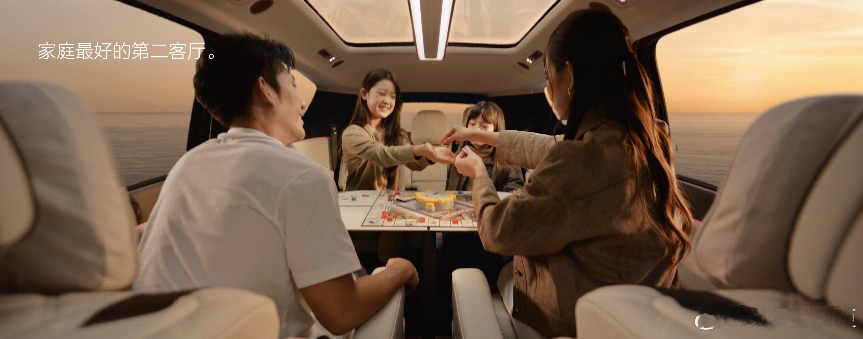 【#新一代理想MEGA价格公布#】9月2日，新一代理想MEGA正式发布，仅提供MEGA Home一个版本，全国统一零售价50.98万元，即日起开启定购。新车标配108千瓦时5C超充电池与前后双电机四驱，续航里程710公里，10分钟充电500公里；标配线控转向与后轮转向，转弯半径从6.2米缩短至5.5米；标配主动防倾魔毯底盘 ​