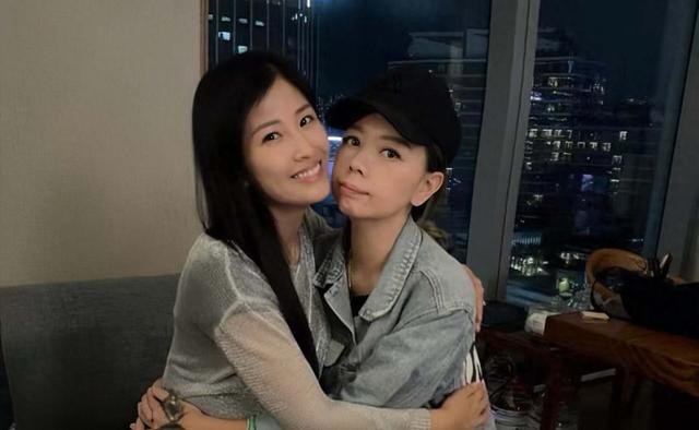钟丽淇被送进ICU，老公接电话只说了句“她还好”，挂了。
真还好，不用支支吾吾。
你想想，一个常年照顾罕见病女儿的母亲。大女儿半岁开始高烧抽搐，确诊罕见基因病，医生说她活不过3岁，现在10多岁，不会说话，不能走路，生活不能自理。她哥哥18岁肌肉萎缩走了。她母亲乳腺癌加渐冻人症走了。
这些事堆在一个人