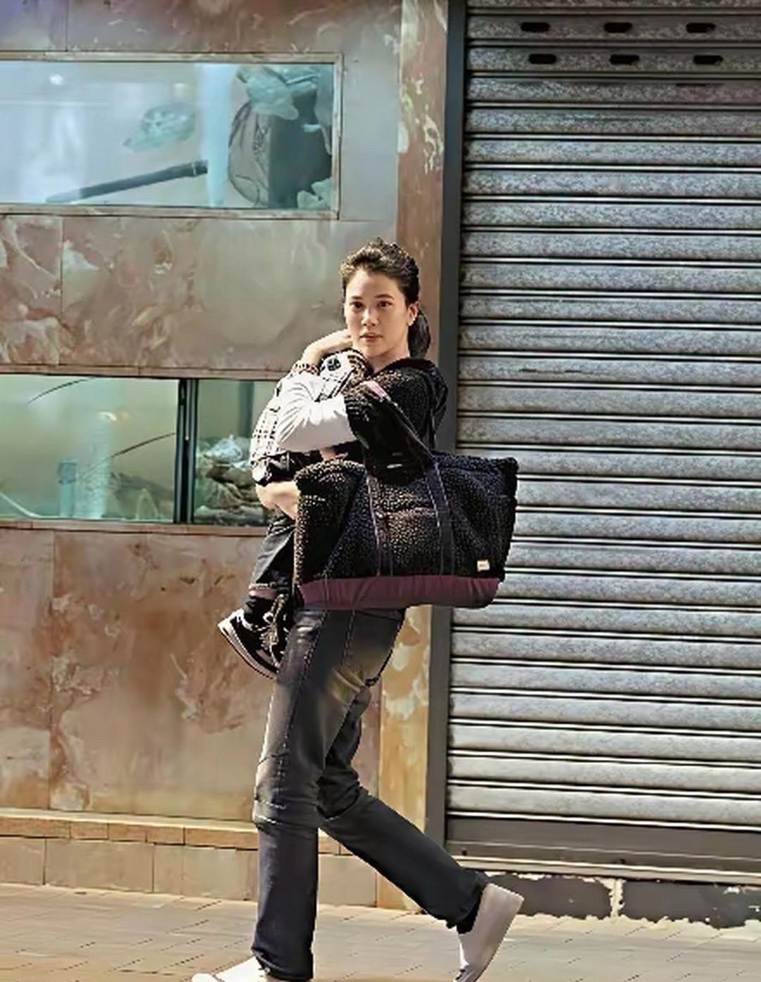 袁咏仪⁠￼￼初为人母时被狗仔偷拍到的照片竟如此惊艳。 ​