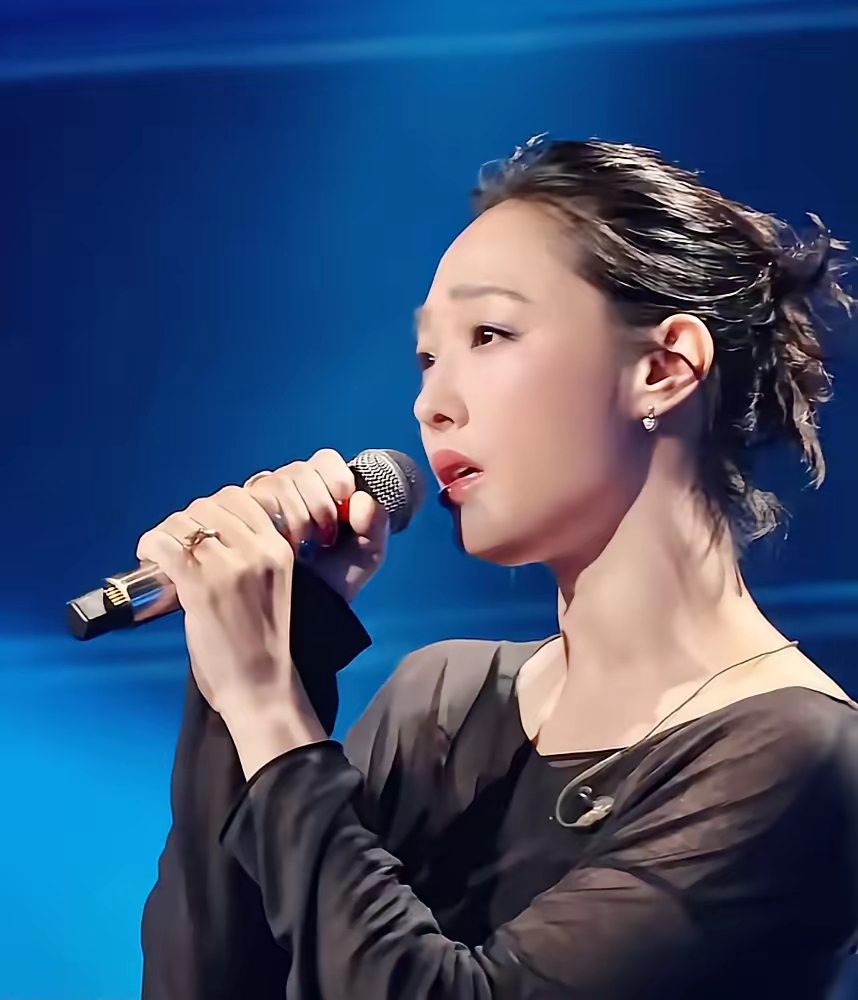 谁能想到，微胖的白百何靠真唱又杀疯了。
​活动现场的她，大骨架，没拼什么排骨胸。身材虽略微发福，反倒透出一股子舒服的松弛感，比以前顺眼太多。
​一张嘴全麦真唱，音准和气息稳得可怕。再看她演的生活剧，台词自然流利，往那一站就是个利落的大姐，业务能力根本没掉线。
​当年的风波差点把她按死，哪怕现在还有人