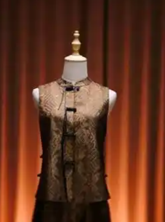 国产新中式女装在新加坡卖爆，一年卖出 10 万件
杭州商家靠跨境直播，把新中式女装卖到新加坡，一年销量突破 10 万件。
针对新加坡炎热潮湿的天气，品牌改用天丝、亚麻透气面料，保留盘扣、暗纹等中式元素，弱化厚重繁复设计，日常上班逛街都能穿。
当地华人、年轻消费者纷纷下单，国产服饰审美成功出海南洋。