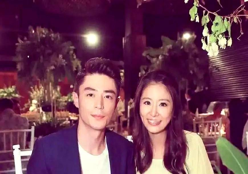传了十一年的“恶婆婆棒打鸳鸯”，扒到最后竟然全是自媒体现熬的虚假地摊文学。2015年倪妮和相恋三年的冯绍峰分手，网上疯传男方母亲嫌弃女方“太圆滑”，这碗豪门恩怨的狗血连个正经出处都没有，全是瞎编的
 

抛开这些乌烟瘴气的假瓜，他俩真实的散伙，反而有种体面到让人心酸的浪漫
 

分手第二天下午，倪妮