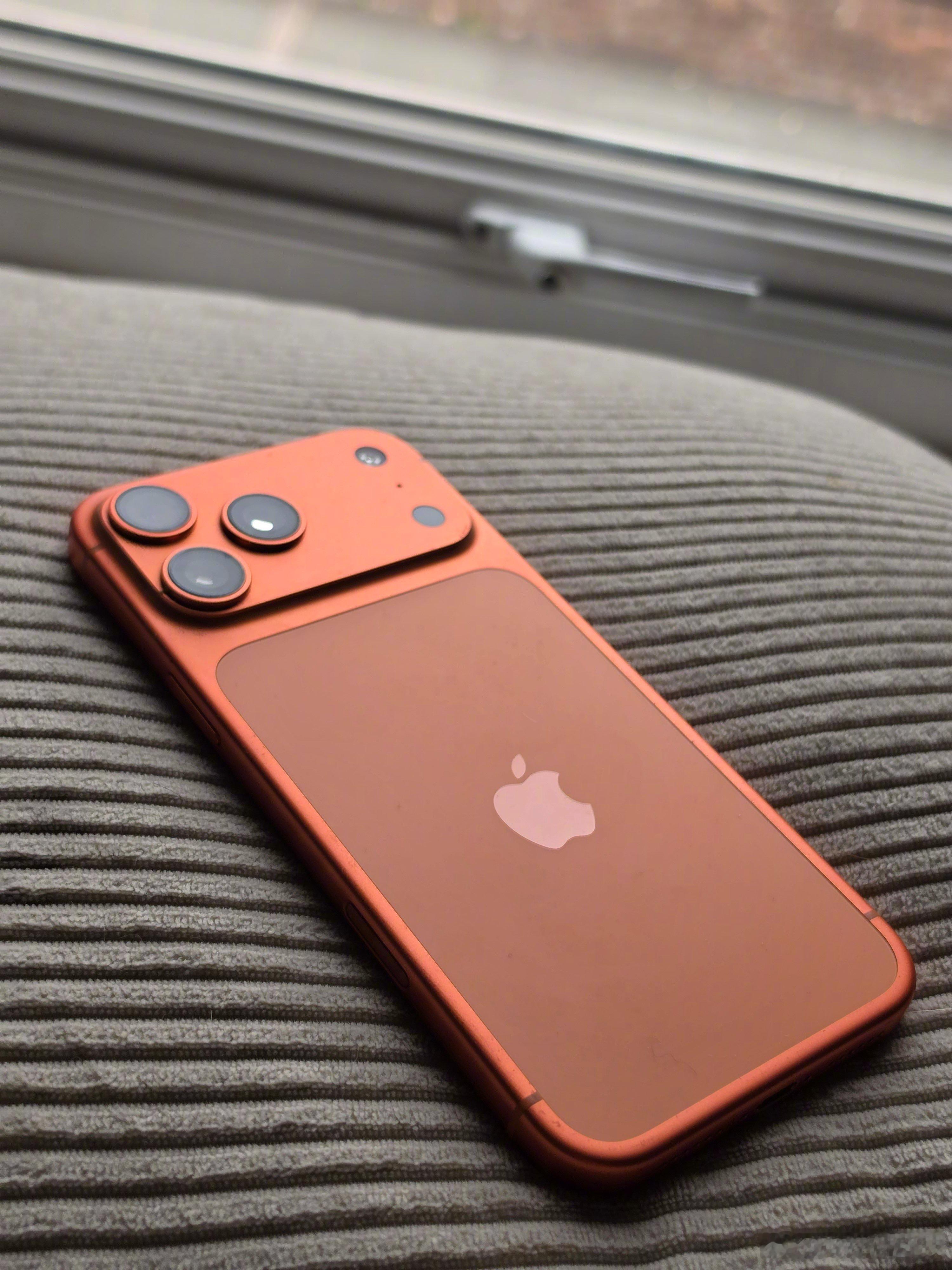 毫无疑问，橙色是去年iPhone17 Pro的主打色。今年iPhone18 Pro主打色还没定，网传有可能是浅蓝，也有可能是酒红色。

去年橙色能做出来，是因为改用铝合金，阳极氧化工艺更容易着色，也是第一款采用如此鲜亮配色的Pro。但说实话，我个人还是更喜欢深沉内敛的色调，橙色过于运动，少了Pro该有的高级感。 ​