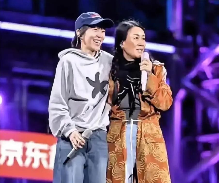 窦靖童一声“阿姨”，把星二代最难得的分寸感演明白了。2023年《声生不息·音乐派对》第七期，她唱完跟那英打招呼先叫“老师”，那英一愣反问“叫我啥”，她马上笑改“阿姨”；到2026年《歌手2026》发布会，面对庾澄庆又小声来一句“哈林哥”。王菲和那英几十年交情，她从小喊“老那”，镜头前懂职场礼貌，私下