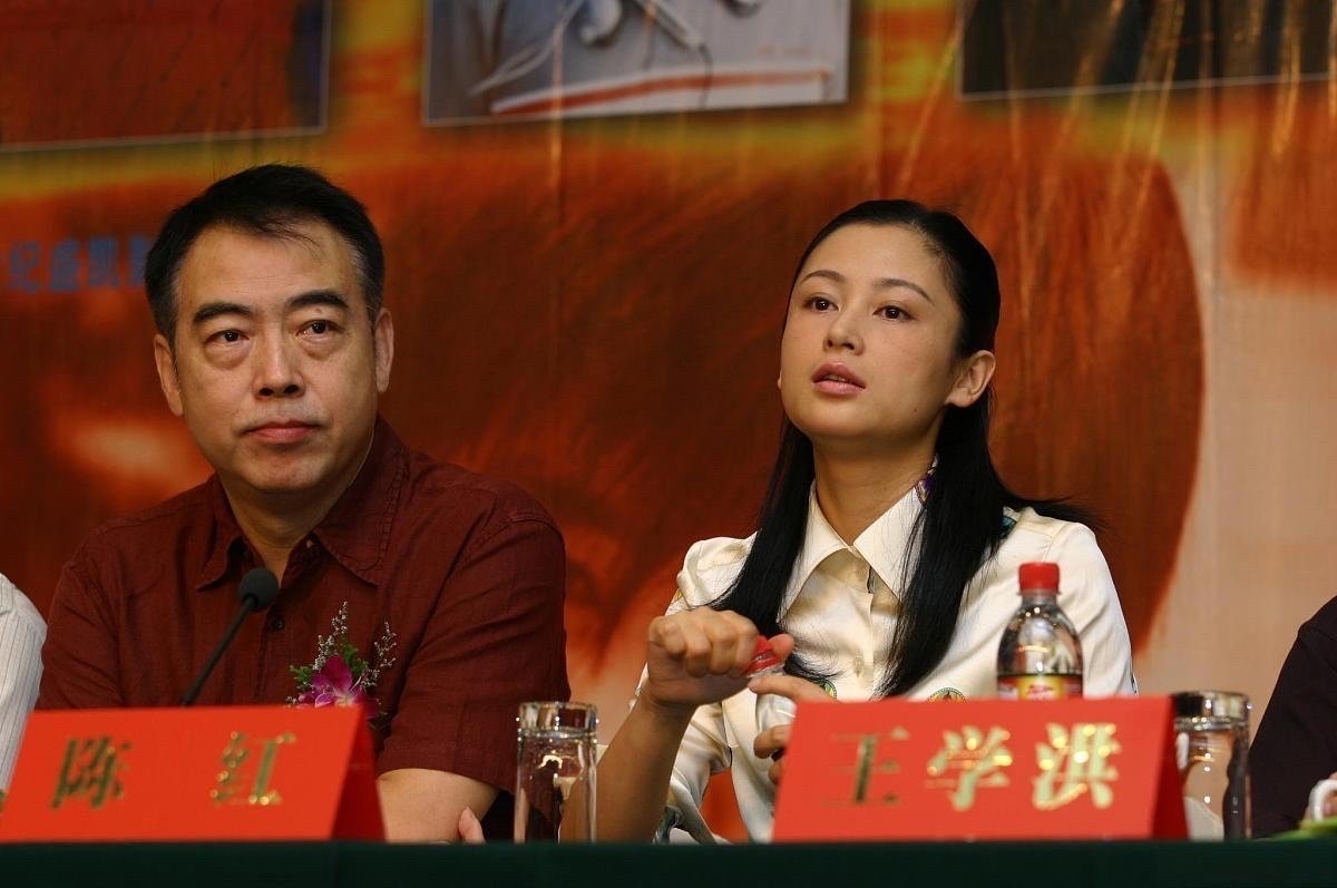 陈红在陈凯歌身边，好小鸟依人的感觉啊
2010年，陈凯歌、陈红参加活动时，一起爬山的画面。
陈凯歌与陈红走在茂密的树荫下，夫妻俩边走边开心聊天的样子。
陈凯歌是第五代的大导演，而陈红被称为“内地第一美人”，真是郎才女貌啊。 ​