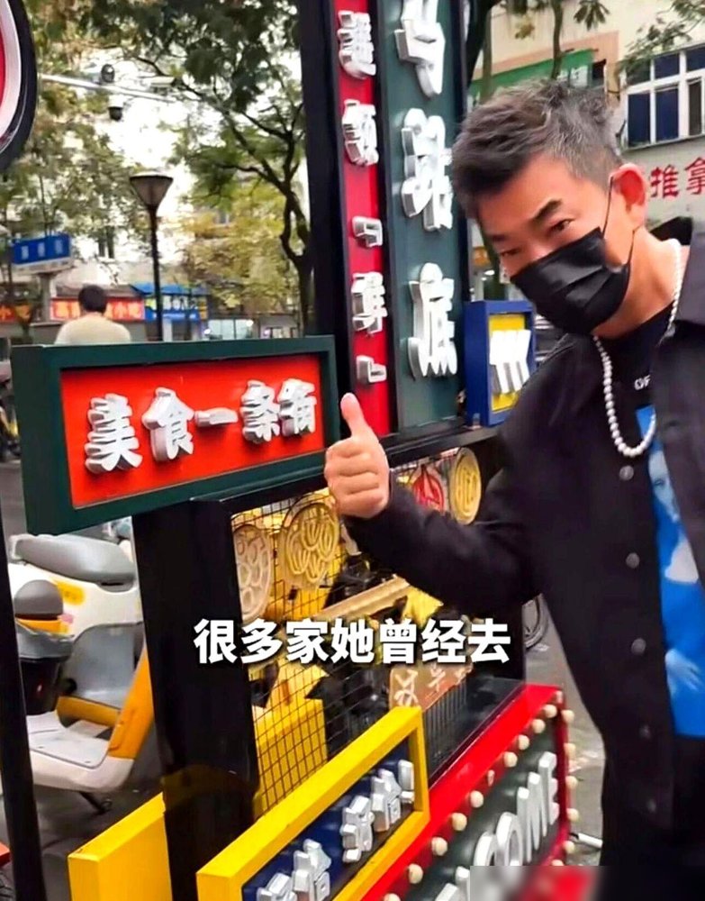 任贤齐落地衢州，周迅直接把人拽到了街边烤饼摊。
没有包厢，没有助理清场。两个人就坐在塑料凳上，等着刚出炉的烤饼。任贤齐咬了一口，扭头看见水晶糕，乐了：这玩意儿配我那首《水晶》，绝了。接着上手啃卤鸭头，一点包袱没有。
周迅在旁边递纸巾，话不多，全是熟人才有的默契。这俩二十多年的交情，见面不聊场面话