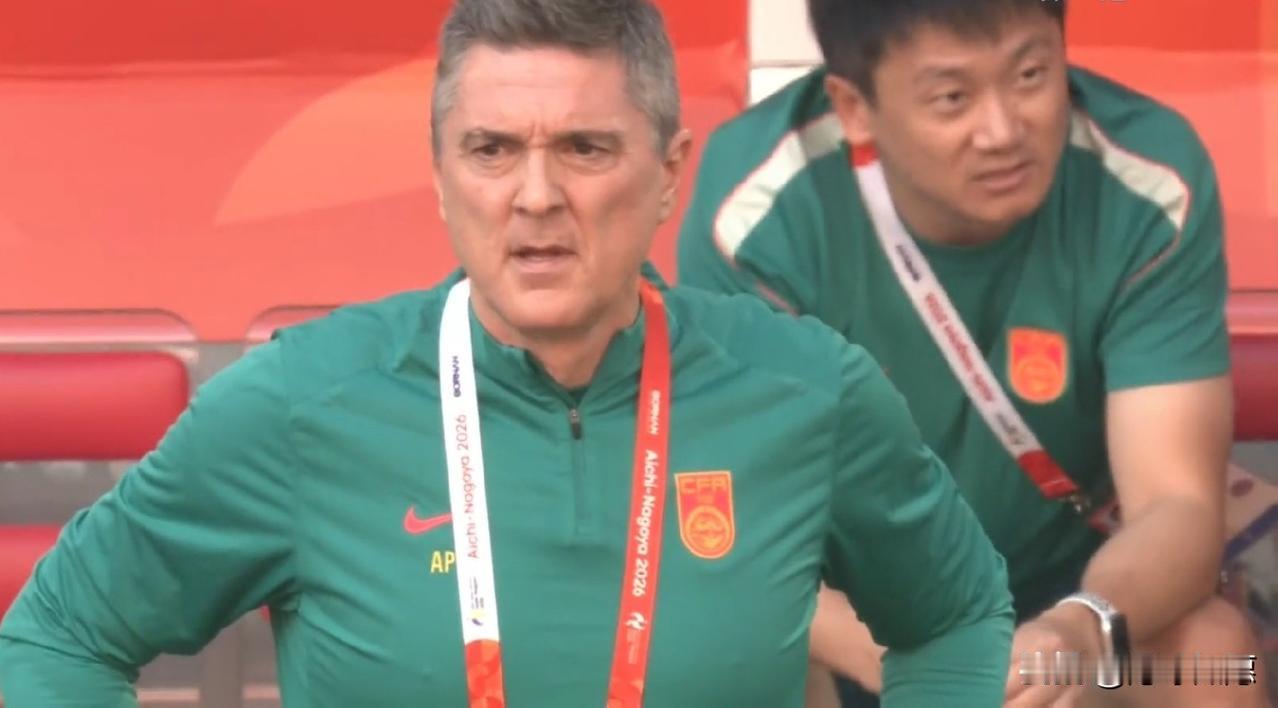 主教练安东尼奥这回真是把“看菜吃饭”的功夫玩明白了！面对半决赛鏖战了120分钟的乌兹别克斯坦，中国U23男足在铜牌战中没有选择莽撞地冲上去对轰，而是稳稳地摆出了5-3-2的防守反击阵型。张玉宁这些前场大将也积极参与回防，全队就像是捏紧的拳头，就等着看准了时机再出拳。
这可不是消极比赛，而是安东尼奥精