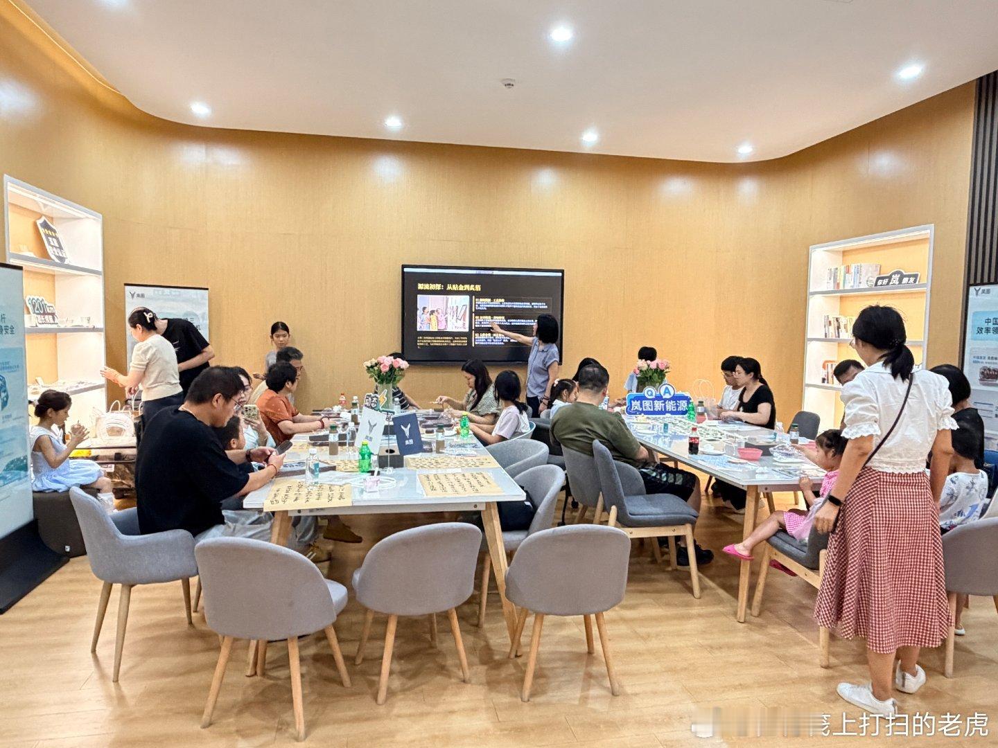 周末开着我的岚图梦想家，来到上海御桥全功能用户中心，参加岚图举办的车主讲堂线下活动。作为开了几万公里的老车主，这类线下聚会我一直挺期待，不光能学点实打实的用车干货，也可以认识不少本地的岚友。
 
刚走进活动现场就能感受到满满的用心，售后的工作人员提前就把场地布置妥当，桌上摆好了饮料 ​