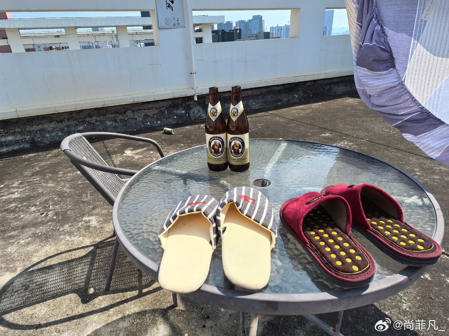 这是一场戏！！！
​
​一起上天台晒太阳，
​酒量不行，
​把爱家代表推下去了？
估计是！

我们企业需要的是爱社会胜过爱家庭的人才。[悠闲]

​特别提醒:​
响应环保局号召，降本增效，节约开支。

以后走哪儿带哪儿，

去谁家都别穿别人家的拖鞋，

每次都得买新的，造成环境污染！[不愧是你] ​