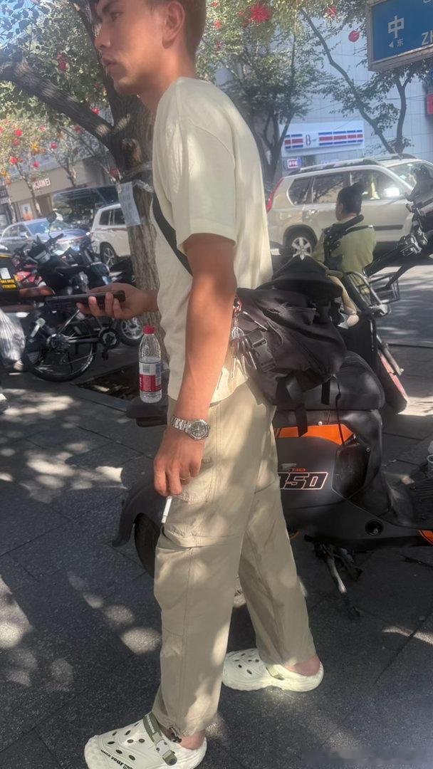 我被骗人了 领导们帮我处理一下   我是顾客 姓名阿力木江，电话号码1...