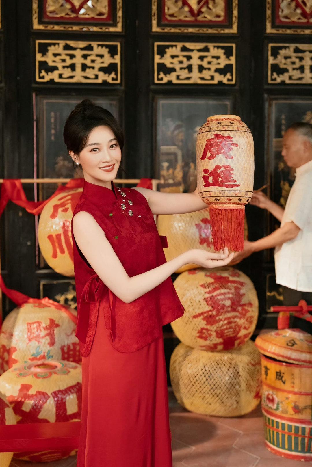 #蓝盈莹[超话]# lyy#蓝盈莹梁虹# 

你的笑容，是我见过最美丽的风景。它能驱散我心中的阴霾，让我感受到生活的美好。每当我心情不好的时候，只要看看你的照片，笑容就会不自觉地爬上嘴角😄
​