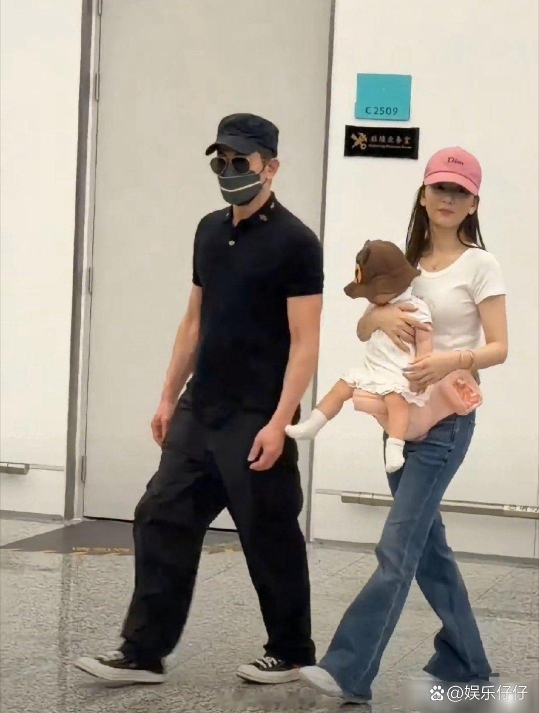 方媛抱孩子是真吃力呀，郭富城为啥不抱呢？ ​