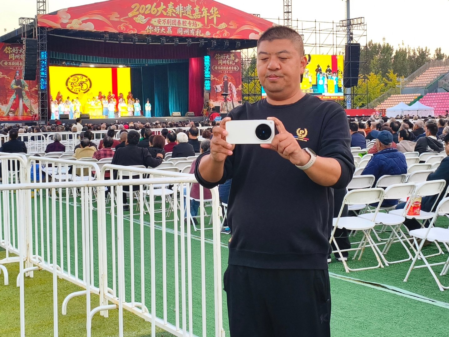 【​一声秦腔振同州 万般非遗聚大荔】2026大秦非遗嘉年华 安万剧团秦腔专场于10月8-14日，在大荔演出，本次连续7天为大荔戏迷带来14场经典剧目。今天也是终于现场看了安万剧团的精彩演出。
安万剧团，全名甘肃安万秦腔艺术剧院，是西北人气很高的民营秦腔剧团，由草根秦腔艺人安万创办。剧团阵容强大，文武场齐全，主打《铡美案》《兴汉图》等经典秦腔大戏。走遍西北乃至全国各地，将传统秦腔带给了全国各地的戏迷们。

𝐬𝐡𝐨𝐭 𝐨𝐧 𝐯𝐢𝐯𝐨 𝐗𝟓𝟎𝟎 𝐏𝐫𝐨 𝐌𝐚𝐱

#vivo蓝图影像学院#
