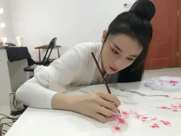 明星张馨予也是个画画高手？2016年她创作的国画作品，曾参与公益拍卖以70980元价格成交。 ​