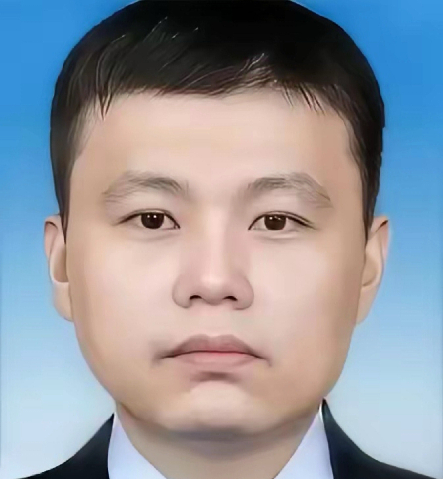 广东顺德海关的一名普通公务员晚上回到家，悄悄对妻子说：老婆，我的银行卡上多了4100万，别告诉别人，妻子开始不相信，但看到余额后，她也震惊了，颤抖着问：这些钱从哪来的？没想到公务员淡定地回答：写书赚的。他就是石悦。
​换作绝大多数人，卡里凭空多出四千多万，第二天递辞职信的手速比写书还快。
​石悦偏不