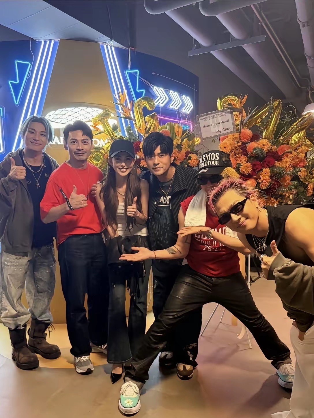 周杰伦带昆凌去看BigBang中国台北演唱会，和权志龙一起合影！能感觉的到周杰伦是蛮喜欢权志龙的，他俩也是认识的，之前他还邀请权志龙去他家做客，两人一起在露台喝香槟，这私交算是很好的！不得不说，权志龙算是明星当中的明星，娱乐圈很多明星就是他的铁粉，记得有Angelababy、还有小S，这次他们在中 ​