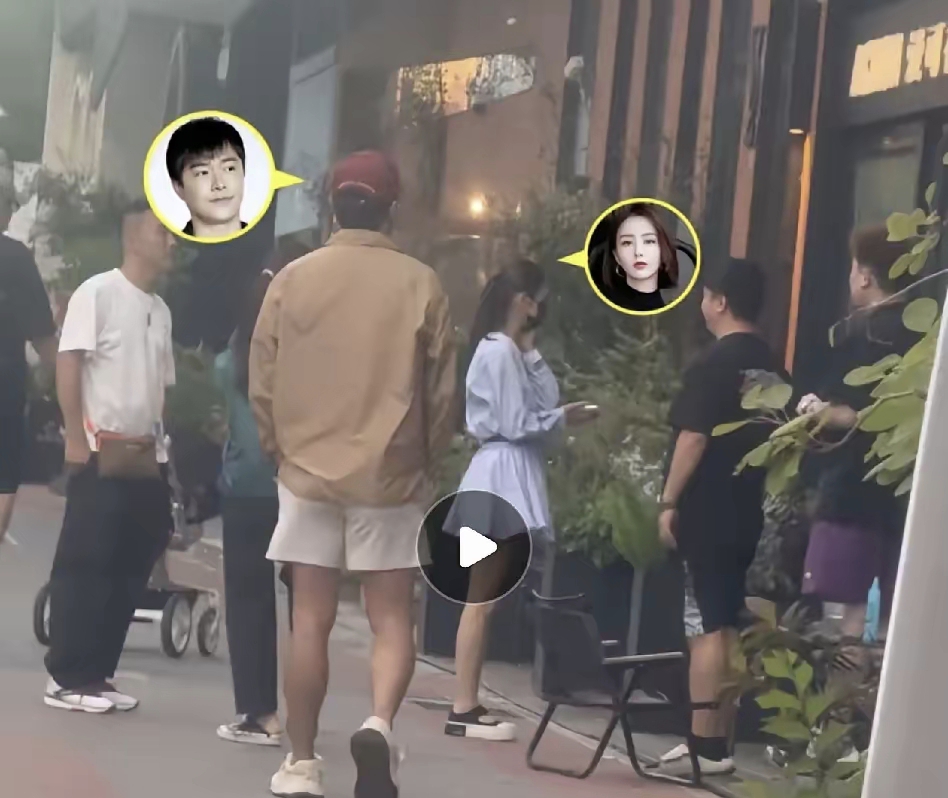 陈思诚佟丽娅，引发热议！

9月4日，八卦媒体曝光一段视频，俩人离婚5年了，不仅合体带娃聚餐，而且女方心情似乎很好。

陈思诚一身休闲，戴着棒球帽，穿搭很低调。佟丽娅则一身超短裙套装，扎着高马尾，从侧影看去，宛如少女一般。

说真的，这段路拍也就十几秒，可评论区一下就炸了。有人夸“内娱最体面的前任”