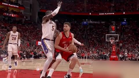 艾顿一肘子把人干倒，对手都懵了：这就驱逐？裁判疯了吧？ 你都不知道顿...