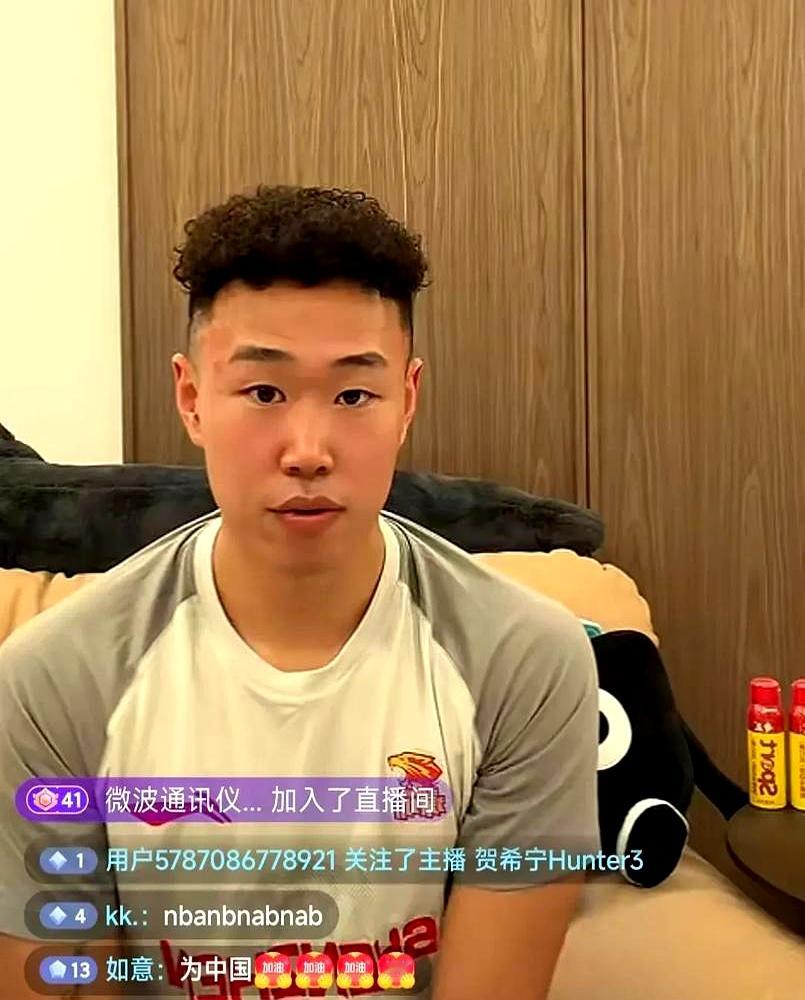 谁说29岁就该走下坡路？    深圳队的贺希宁偏不信邪。他刚拿下CBA...