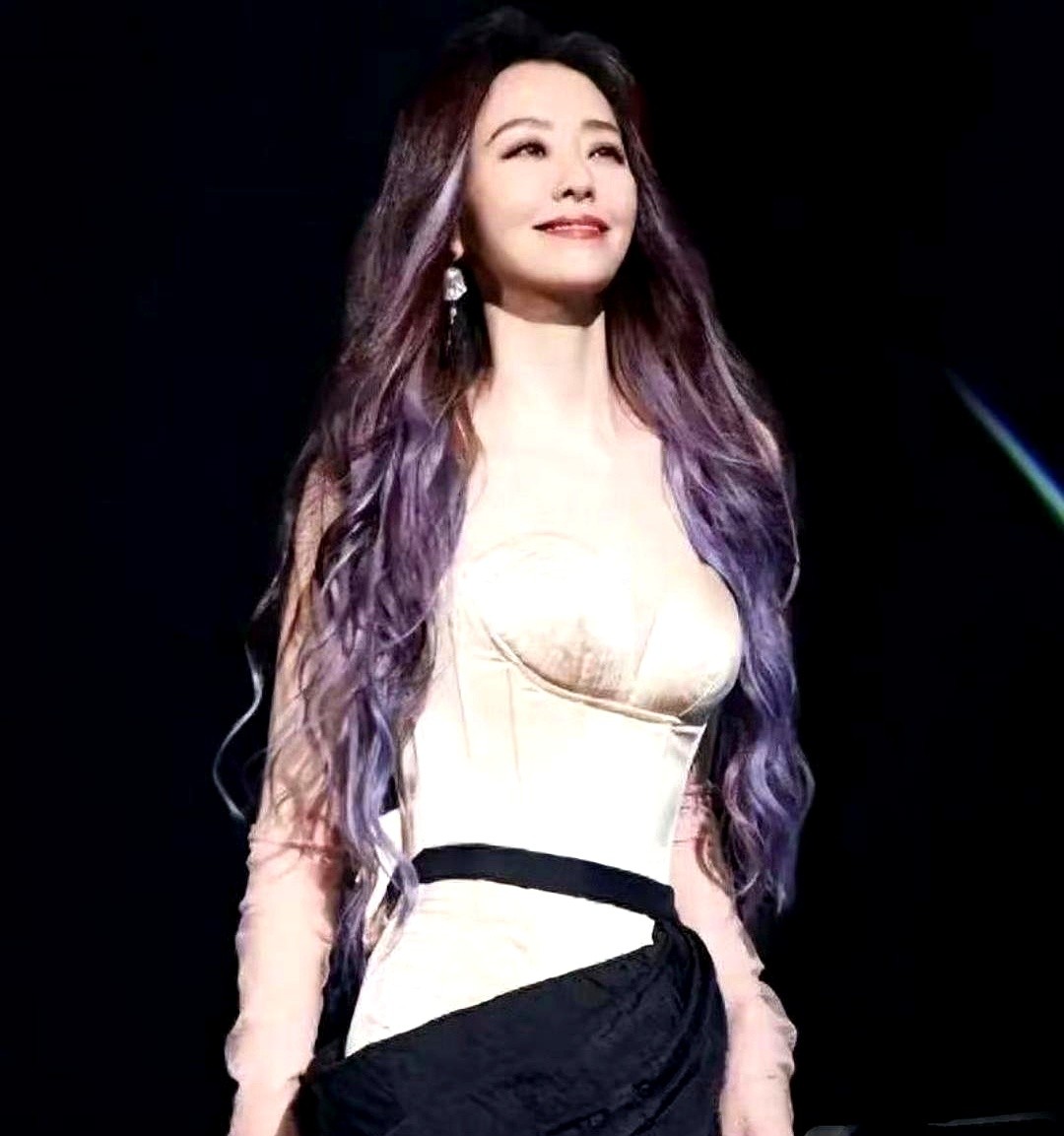 张靓颖穿长裙露面，网上又开始抓着女人的腰围大做文章。

台上一开口高音扎实、气息平稳，底下却有人死盯着裙摆勒出的那点肉。从超女出道摸爬滚打快二十年，摔过跟头、咽过苦水，如今握着话筒依然气定神闲。

女人过了三十五，手里的真本事和银行卡余额，比腰细两厘米重要得多。

靠实力吃饭的人，从来不需要活在别人