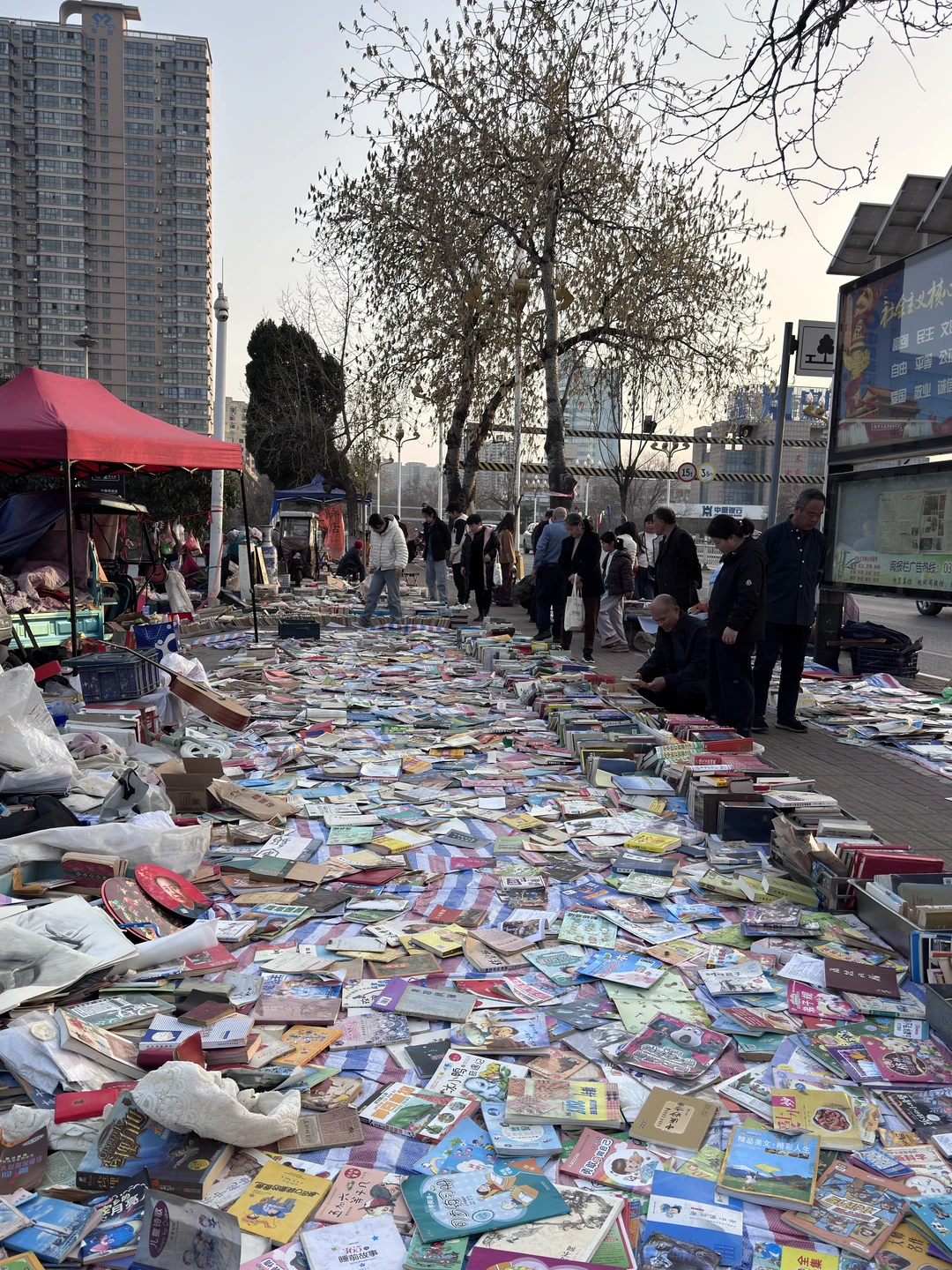 旧书摊是城市最温柔的地方