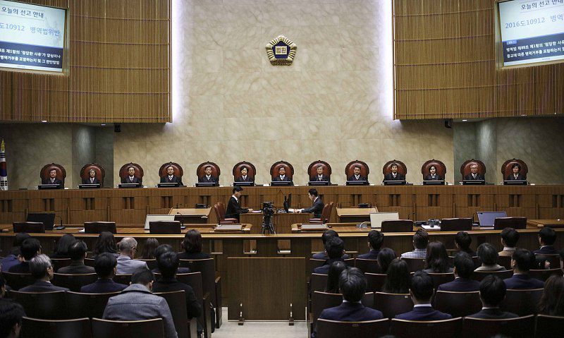 一个“事实上废除死刑”的国家，为什么再次求处前总统死刑

韩国检方再次要求判处尹锡悦死刑。一审是无期，检方说：太轻了。

来源：央视新闻10月29日报道，首尔高等法院就尹锡悦涉嫌发动内乱案举行结案庭审，特别检察组再次请求判处死刑，将紧急戒严定性为“亲卫政变”。

韩国已多年未执行死刑，检方求死刑，象