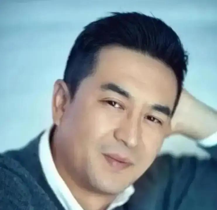 她是张嘉益前妻，曾经竟然当着媒体的面，怒斥：他之所以娶我，就是想利用我，靠我父亲上位！她就是杜珺！
采访播出后，张嘉译蹲在租住的地下室门口，把最后半包烟抽完。他没看手机里不断弹出的新闻，只是盯着地面渗水的痕迹。腰疼又犯了，他咬着牙站起来，心里只有一个念头：今天剧组那场戏，必须去。
片场副导演看见他，