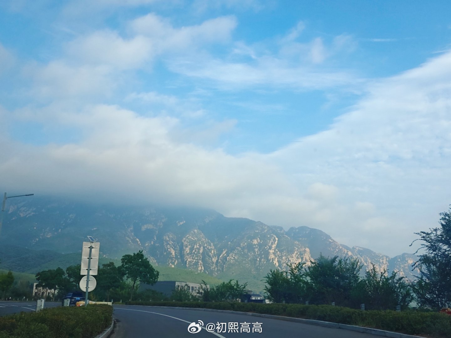 国庆返程高峰期间，陕西、山东、山西、湖北等多地交警对长时间低速占用快车道的“龟速车”展开专项整治，通过现场喊话、无人机巡查和AI系统锁定等方式直接干预，明确指出高速公路上“慢速≠安全”。 一、核心回应
