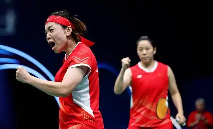 石宇奇先下一城梁王组合再拿一分中国队2比0领先印尼距离三连冠只差一步。然后李诗沣输了何济霆刘毅输了翁泓阳也输了连丢三场被印尼让二追三硬生生把金牌从手里抢走了。说实话看完这场球胸口堵得慌前两场打得那么顺谁想到后面会崩成这样。印尼队时隔二十八年重夺男团冠军人家确实拼出来了。但咱这边年轻队员在决胜场的表现
