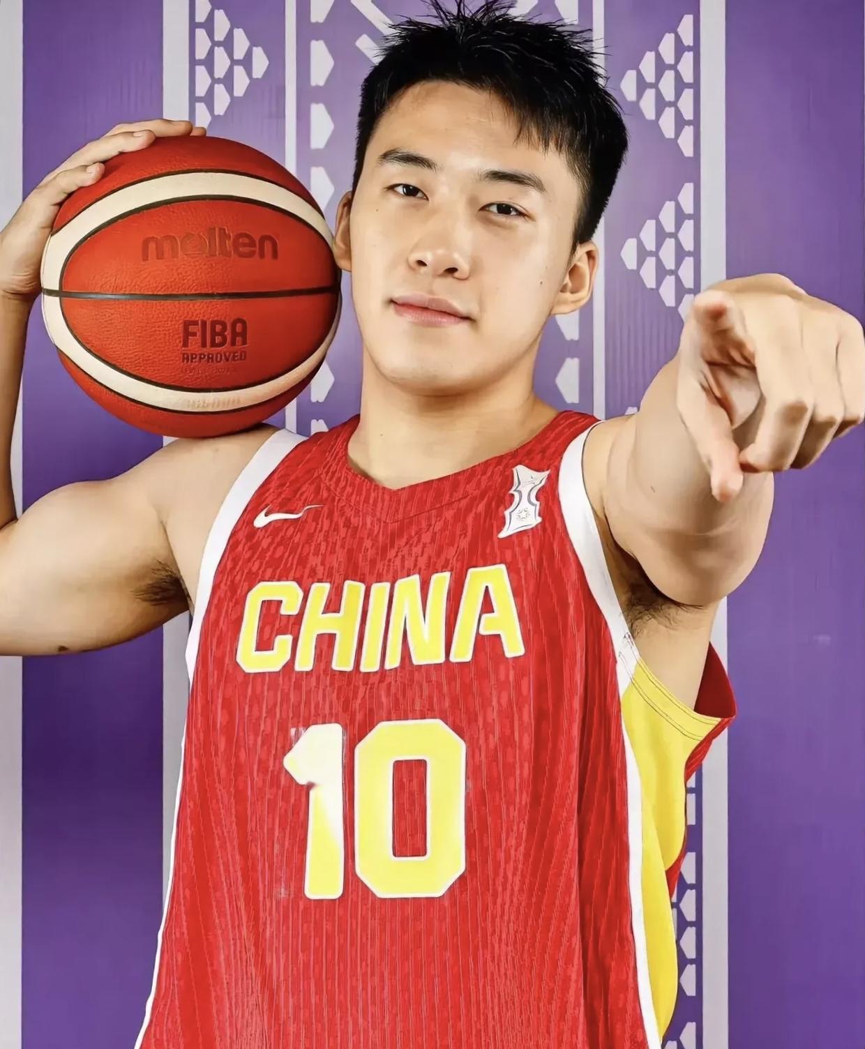 王俊杰措手不及！

香港金牛男篮证实球队不仅签下王俊杰，眼下已经向NBL联赛主办方提交该球员的报备申请。

我认为，王俊杰这次真正值得讨论的，不是“突然被新政策堵死”，而是NBL和CBA正在把年轻球员进入职业联赛的通道做得更清楚，香港金牛这份报备恰好落在规则过渡期里。

9月7日公开的2026—20